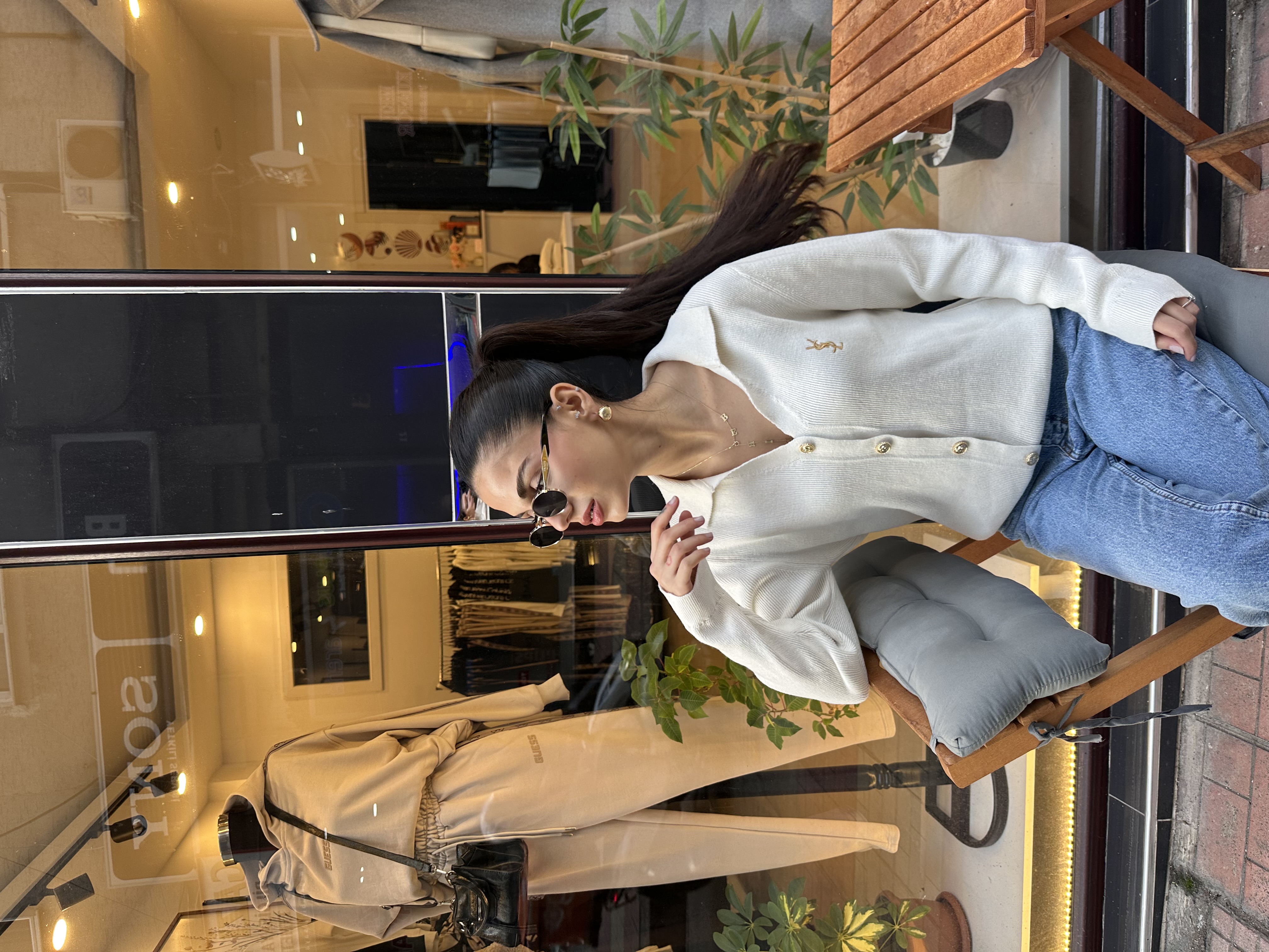 Marka Nakışlı Gold Düğmeli Beyaz Triko Hırka