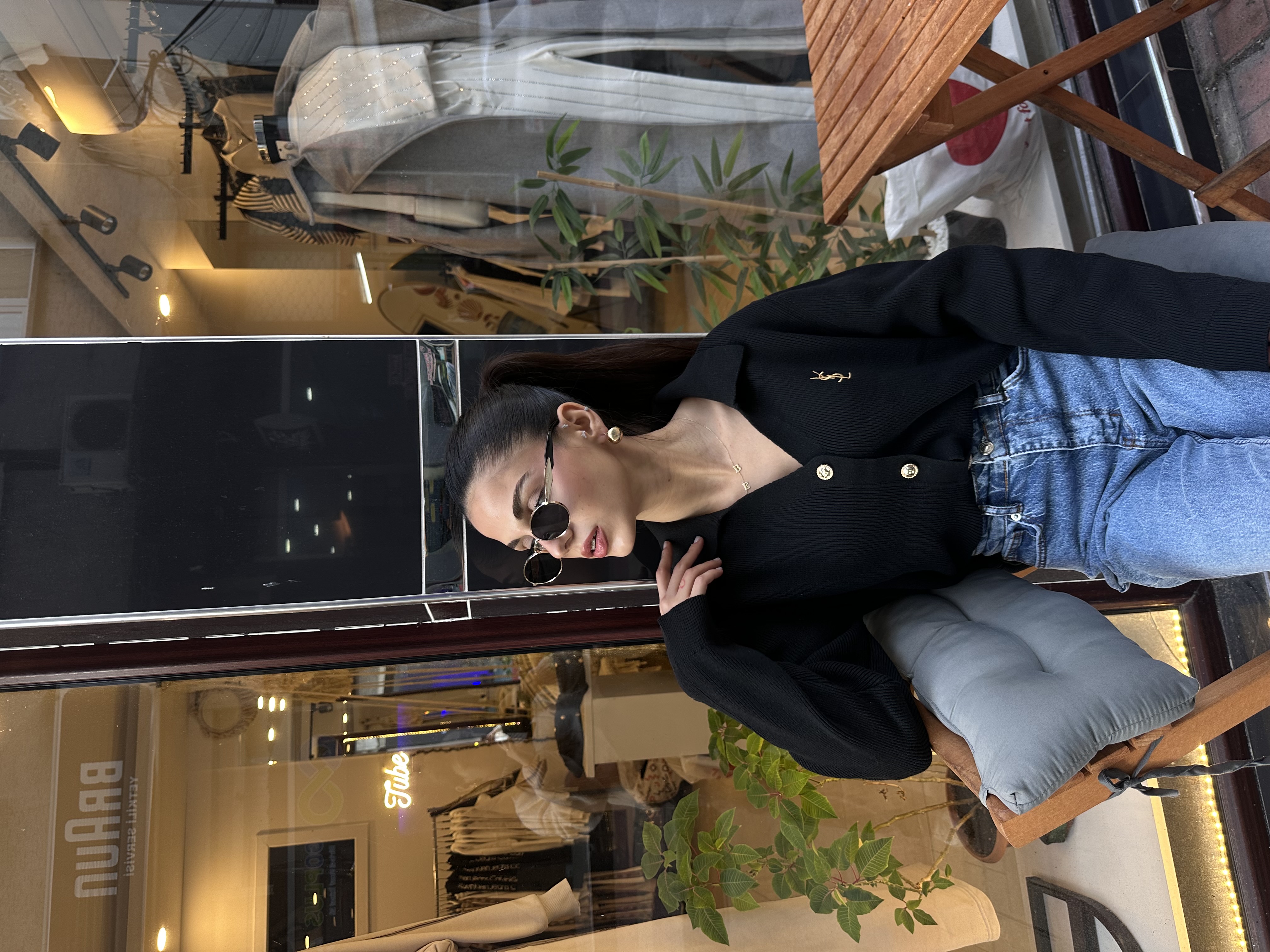 Marka Nakışlı Gold Düğmeli Siyah Triko Hırka