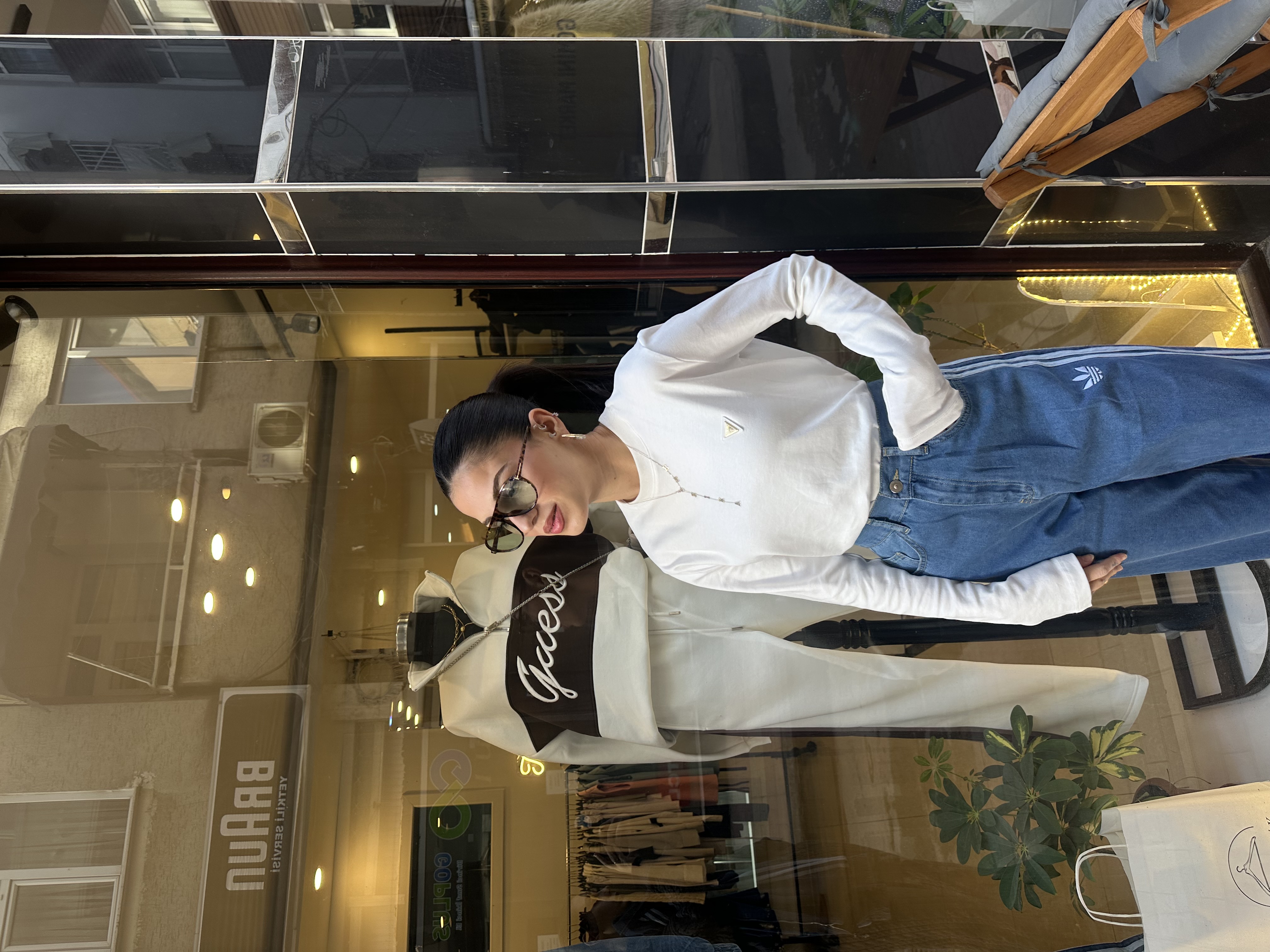 Marka Model Logolu Etiketli Beyaz Basic Bluz