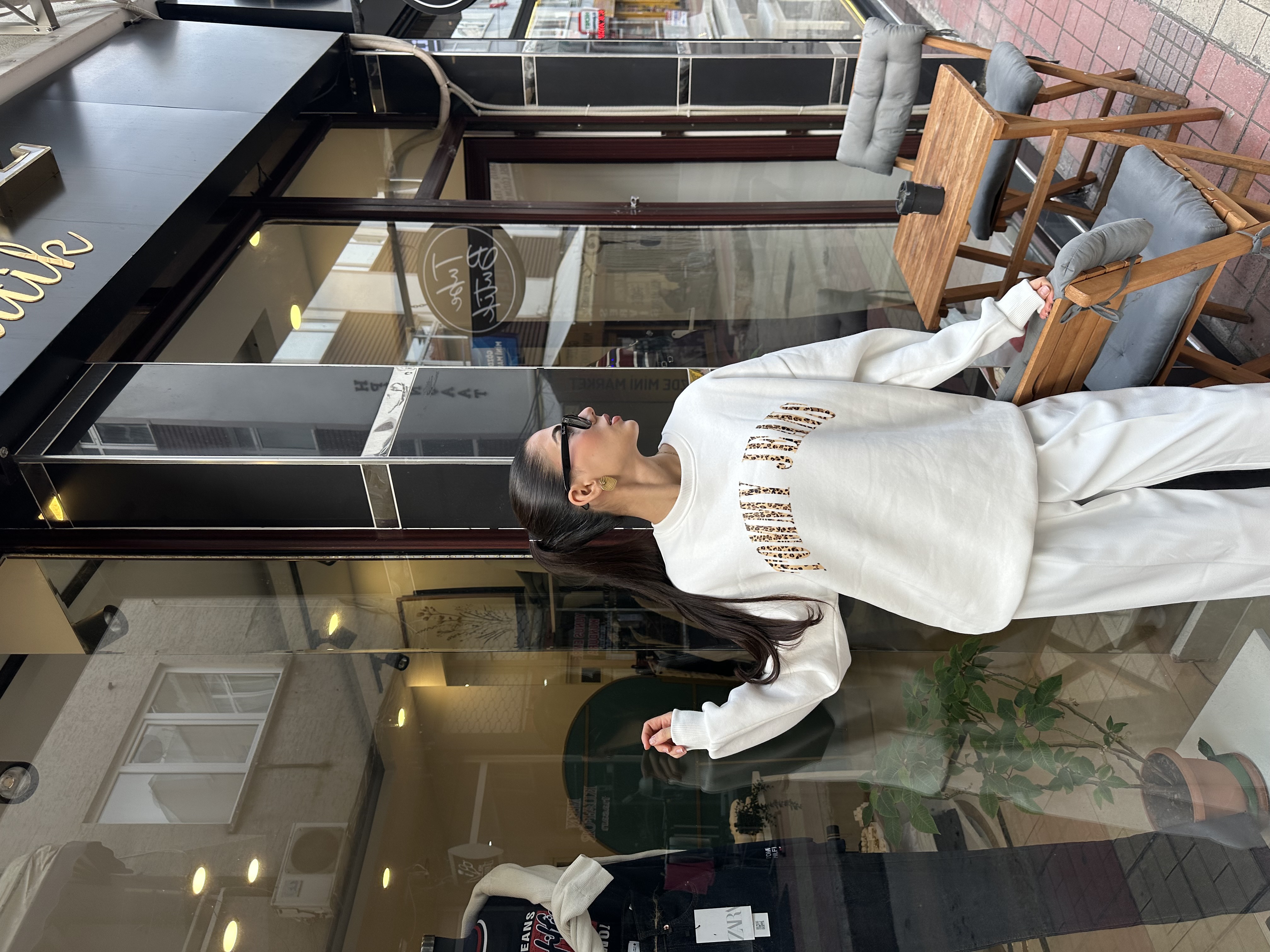 Marka Model Şardonlu Leopar İşlemeli Beyaz Sweatshirt