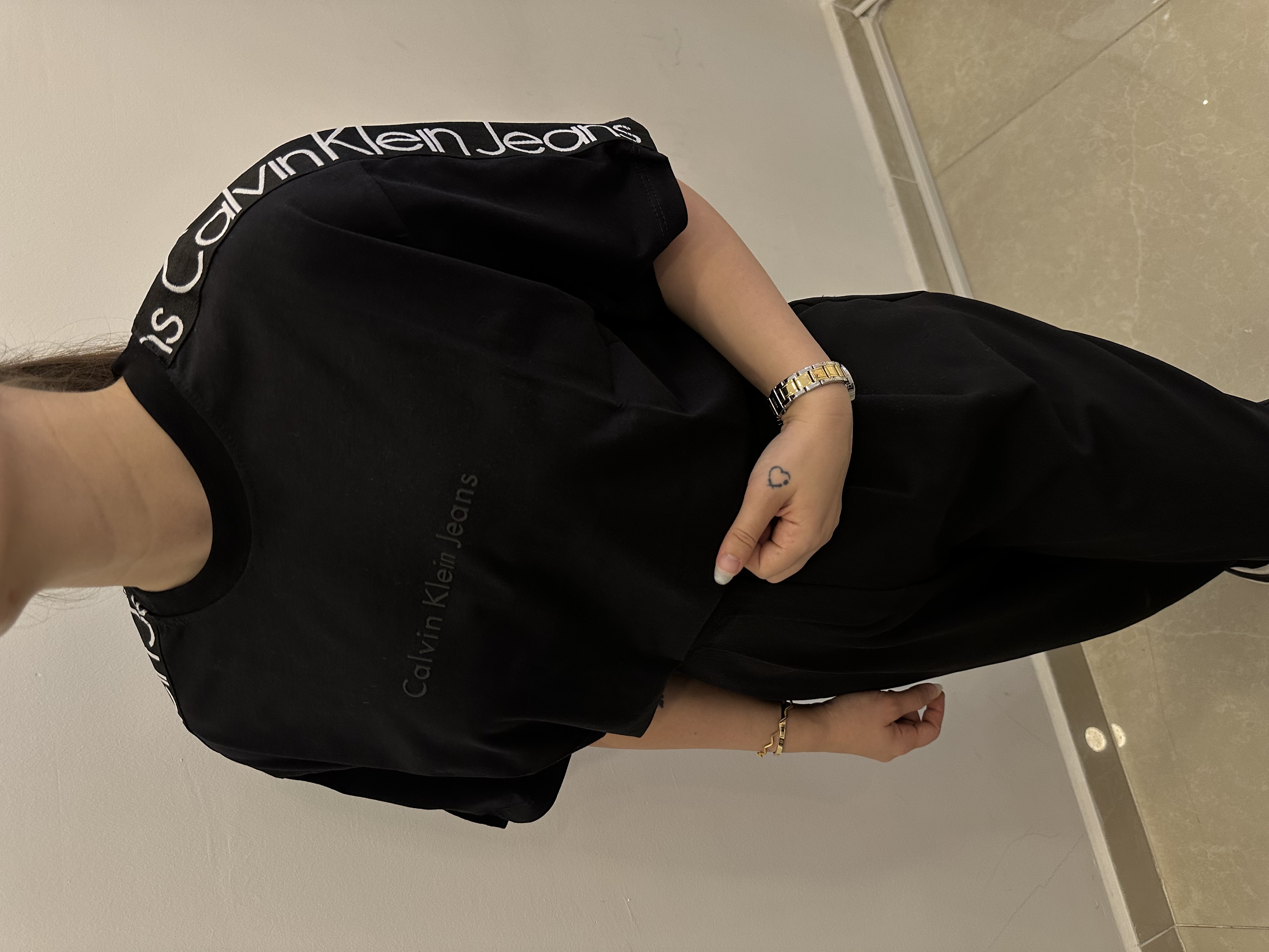 Yanları Şeritli Kabartma Logolu Siyah T-shirt