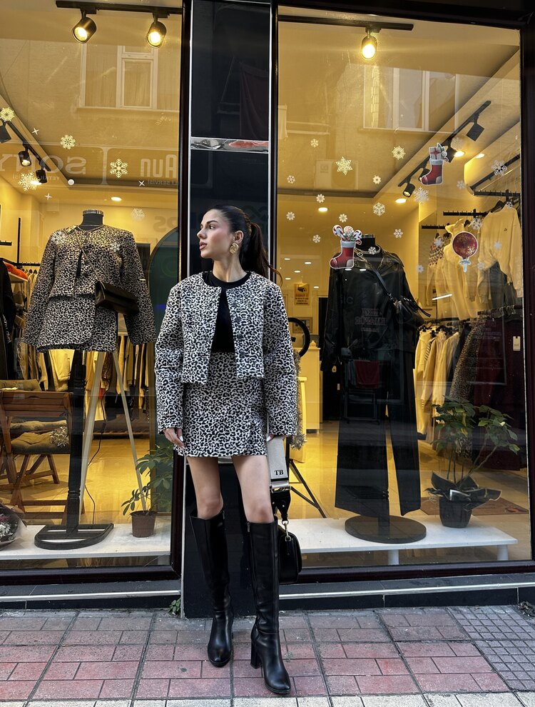 Marka Model Leo Desenli Ceket Etek Takım