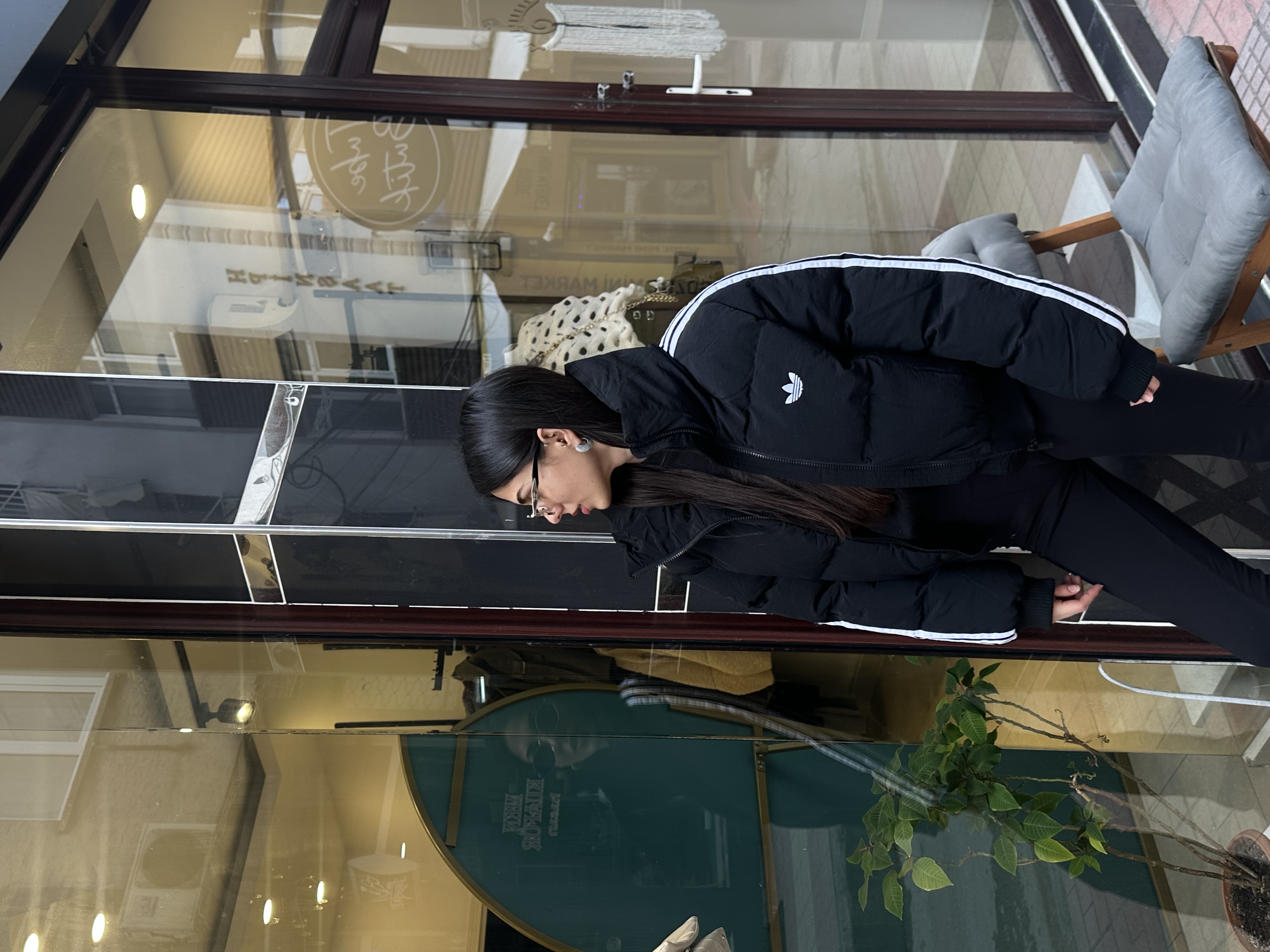 A Yazılı Siyah Şişme Mont