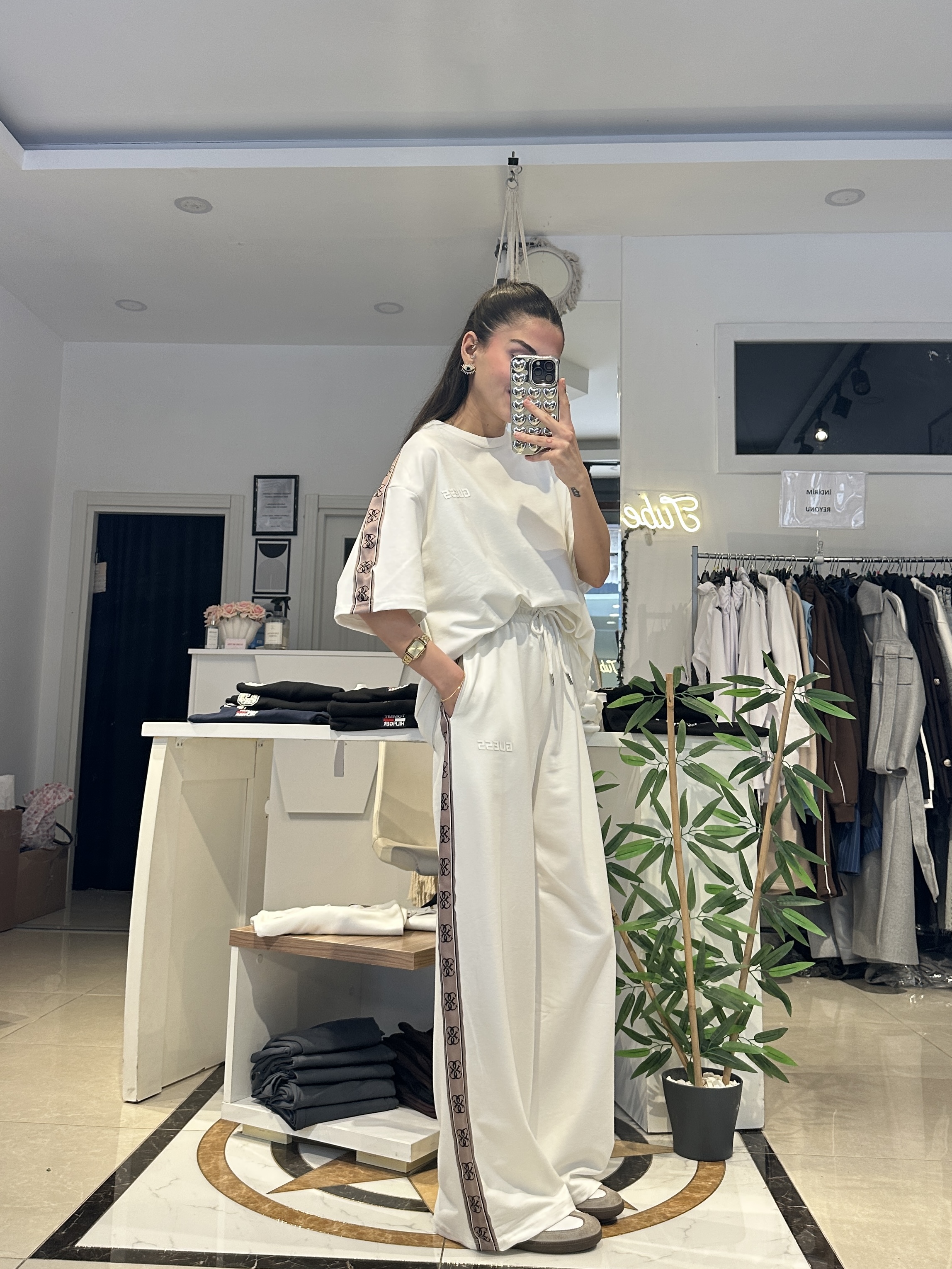Marka Model Yanları Şeritli Beyaz Eşofman Takımı