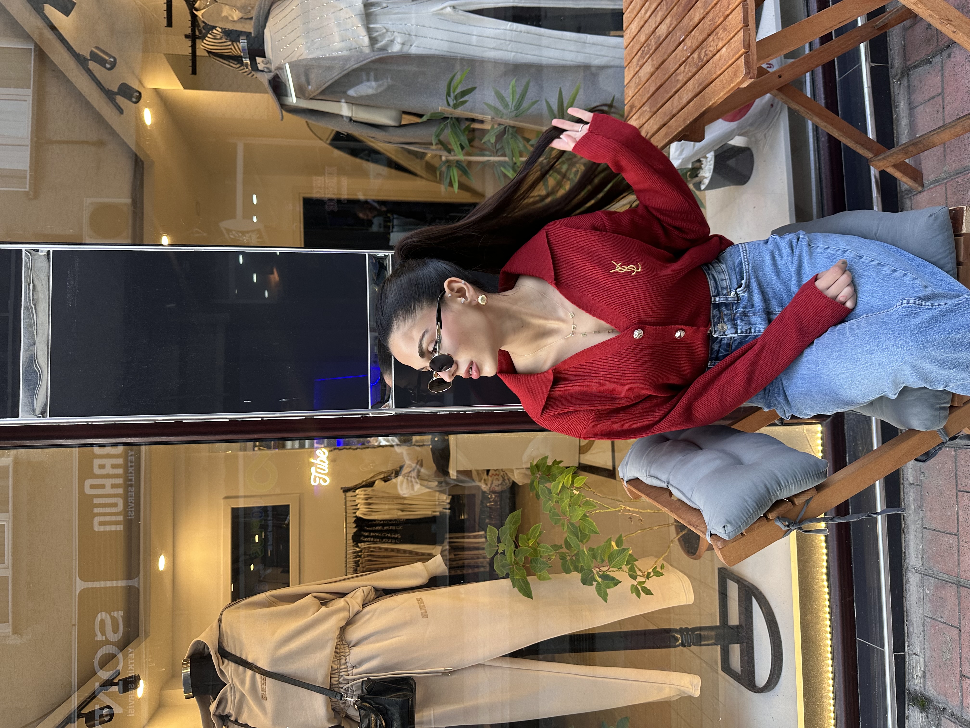 Marka Nakışlı Gold Düğmeli Kırmızı Triko Hırka