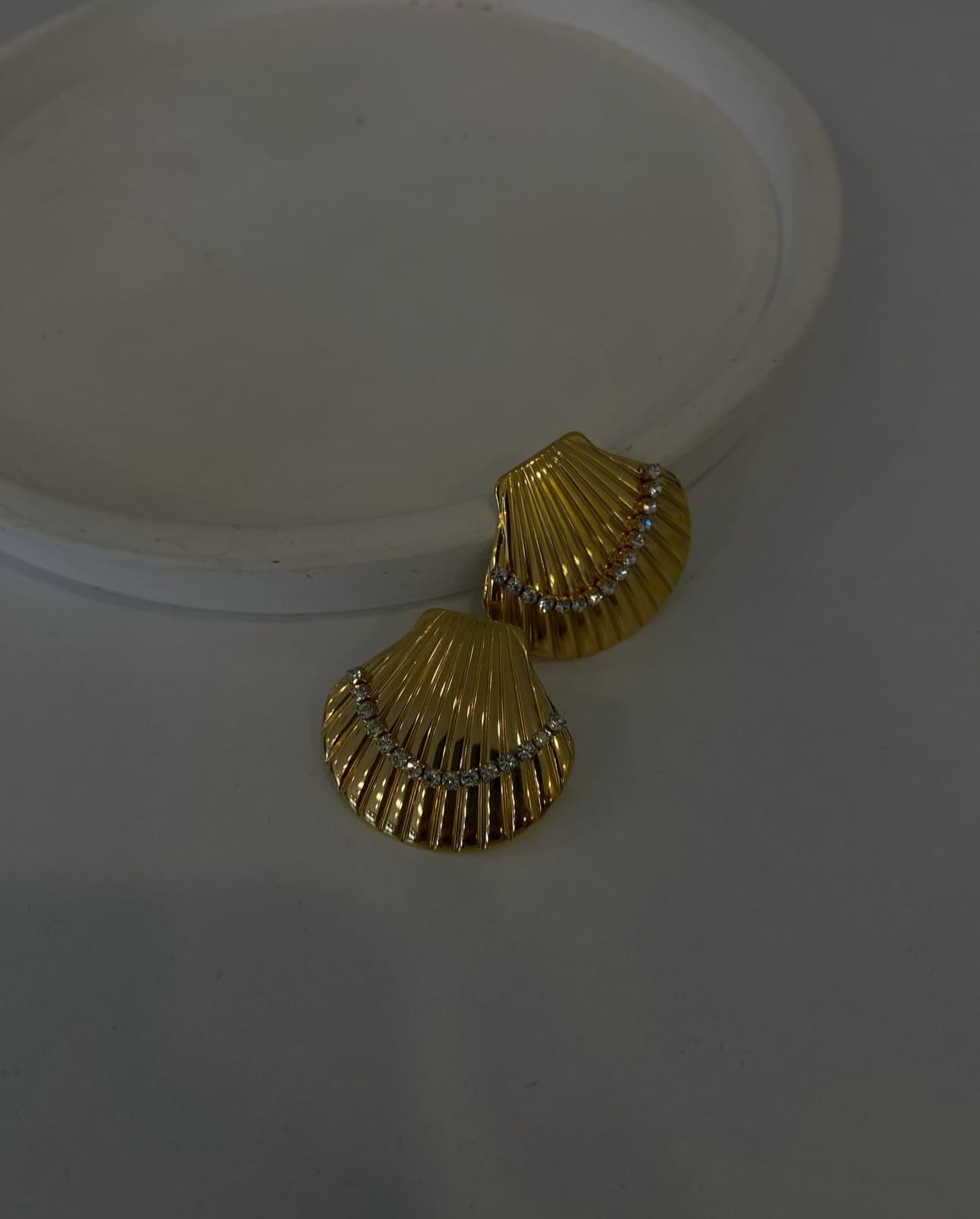 Çelik Taşlı İstiridye Model Gold Küpe