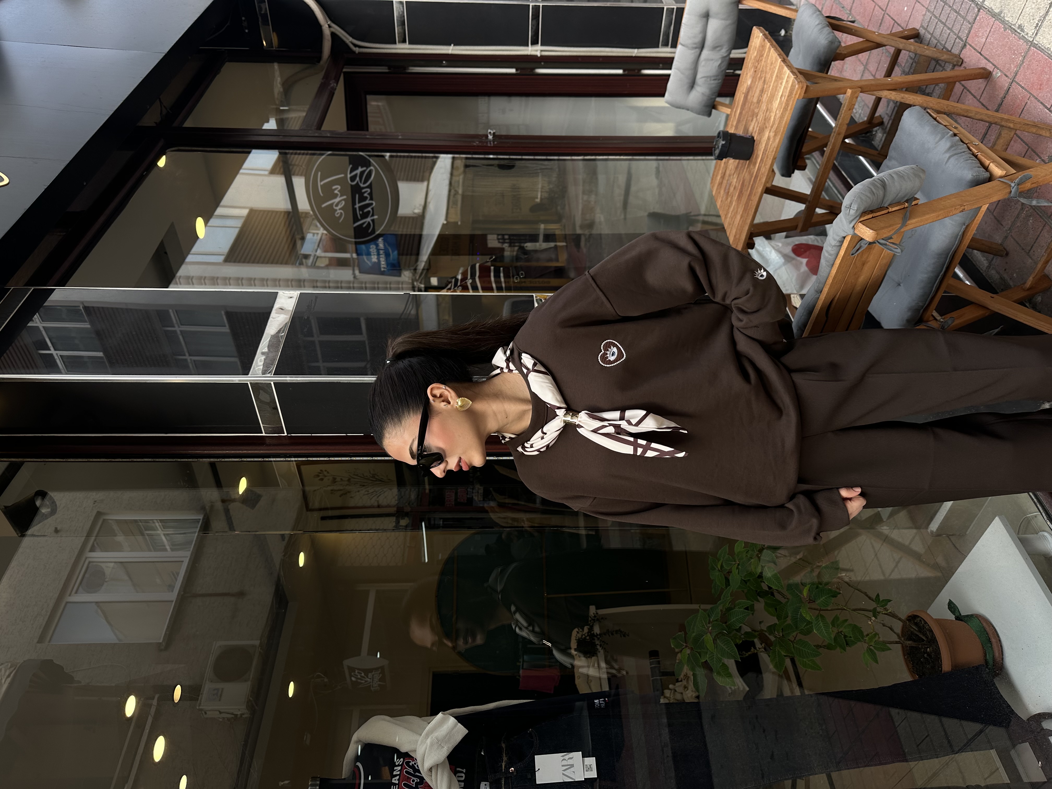 Fular Detaylı Göz İşlemeli Acı Kahve Sweatshirt
