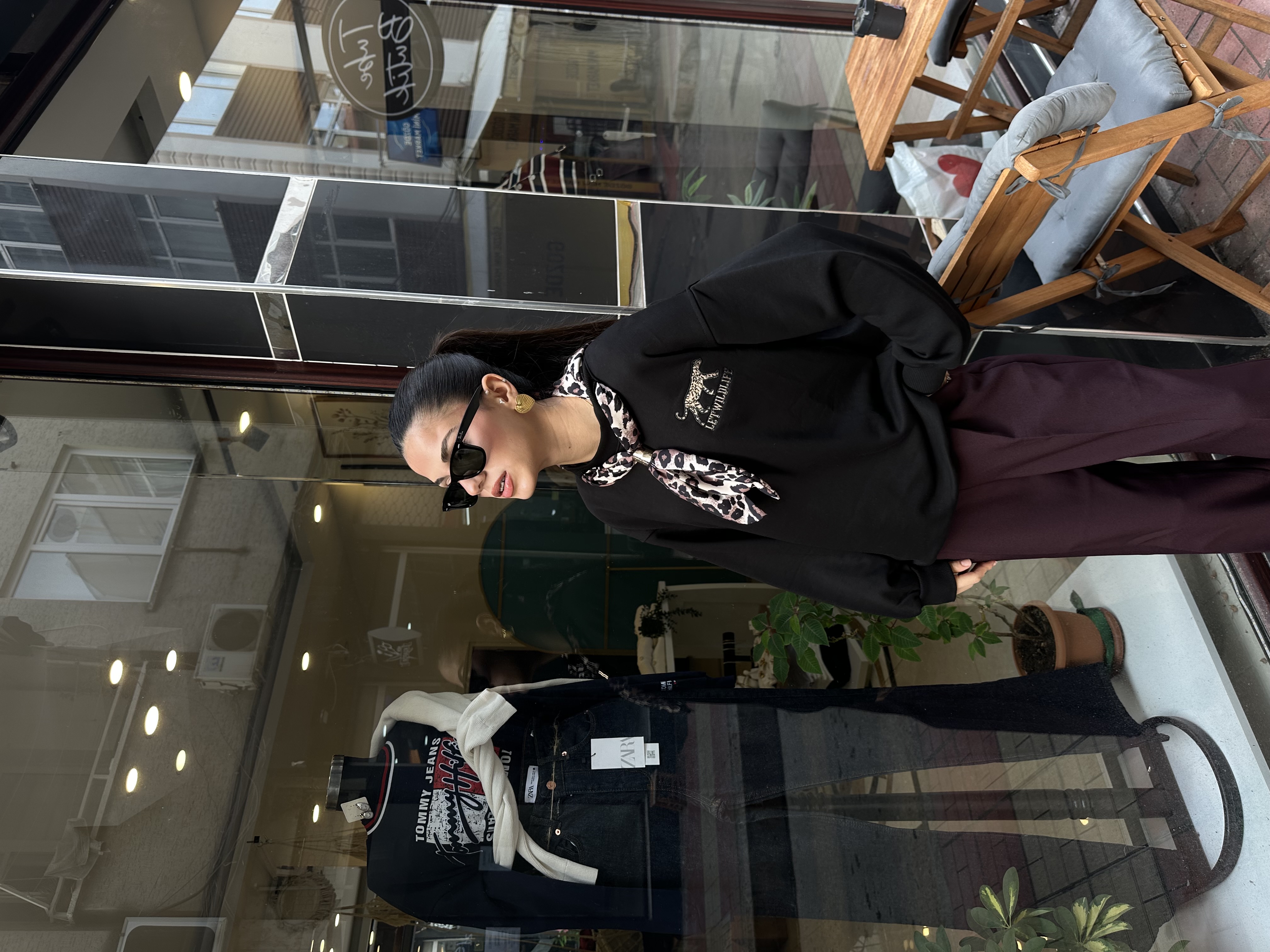 Fular Detaylı Leopar İşlemeli Siyah Sweatshirt